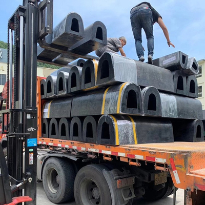 Fender Tipe D Tahan Panas PIANC2002 Karet Hitam Untuk Pelindung Penyangga Dok Kapal