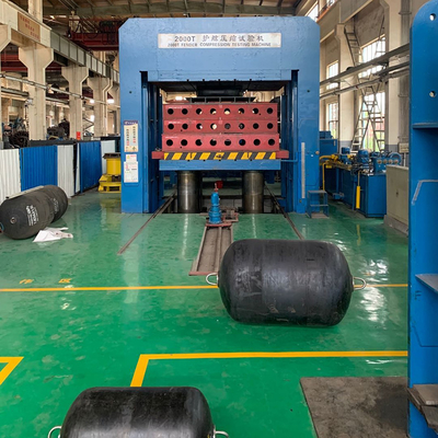 Tarik Tinggi Karet Hitam Pneumatik Fender Karet Yokohama 4.5 * 12.0m Untuk Kapal Besar