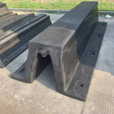 Daya Tahan Kompresi Tinggi Arch Rubber Fender Tugas Berat Perlindungan Gaya Reaksi Rendah