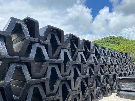 OEM Disesuaikan V Type Marine Rubber Fender Untuk Kapal