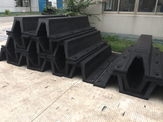 Sistem Fender Kapal Karet Bentuk V Bentuk Disesuaikan Oem Untuk Kapal / Laut