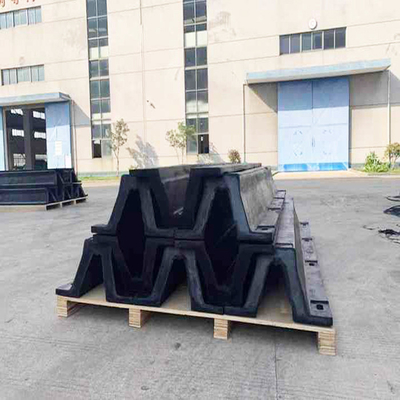 Fender Pelabuhan Karet Cetak Warna Hitam Kemampuan Membenturkan Tinggi