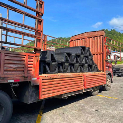 Arch Rubber 1000mm Tinggi Fenders Laut Profil Bentuk V Untuk Perlindungan Perahu