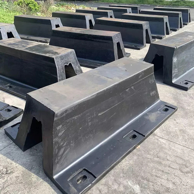Fender Dock Karet yang Diekstrusi Bumper Bentuk V Kekuatan Tarikan 8 Mpa