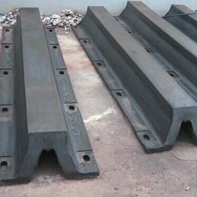 V berbentuk Dock Fenders Marine Model Processing Service Penghalang Pelindung