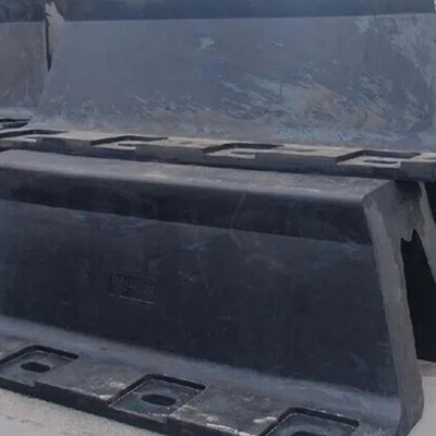 Fender tipe V yang disesuaikan dengan ketebalan yang dibutuhkan untuk perlindungan laut