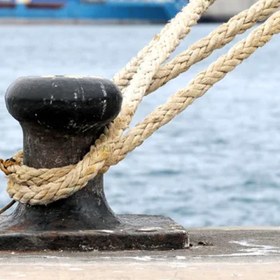 Ketahanan Angin Bollards Mooring Korosi Tahan Pier Post Untuk Terminal Kapal Kargo