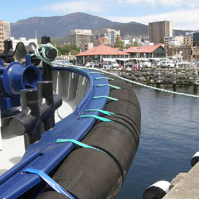 Shock Absorption Ship Tug Boat Bumpers Fender untuk Berbagai Lingkungan Laut